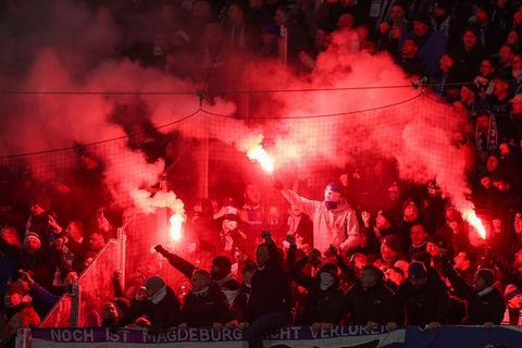 Magdeburger Fans zünden beim Spiel gegen RB Leipzig Pyrotechnik