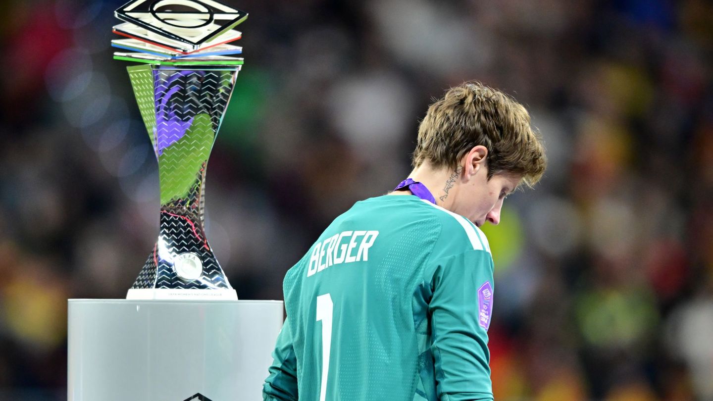 Die Entscheidung naht, ob es in der Nationalelf mit Torhüterin Berger weitergeht. Foto: Sebastian Christoph Gollnow/dpa