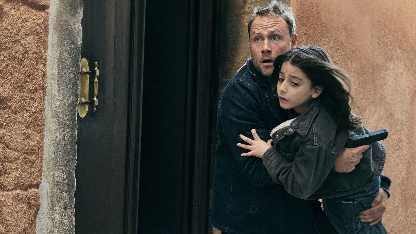 Wenn Kinder bedroht werden, kann Gabriel (Max Riemelt) nicht wegsehen. Als die Mafia nach einem schief gelaufenen Drogengeschäft den kleinen Luca (Ettore Rosetto) entführen will, sieht er rot.