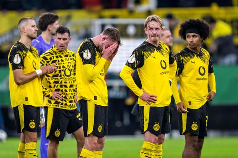 Nach der Niederlage im DFB-Pokal stehen die Spieler von Borussia Dortmund enttäuscht auf dem Rasen