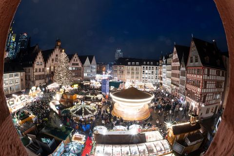 Gutschein für Karussell und Co: Auch Kinder aus Familien mit geringen Einkommen sollen den Weihnachtsmarkt genießen (Archivbild)