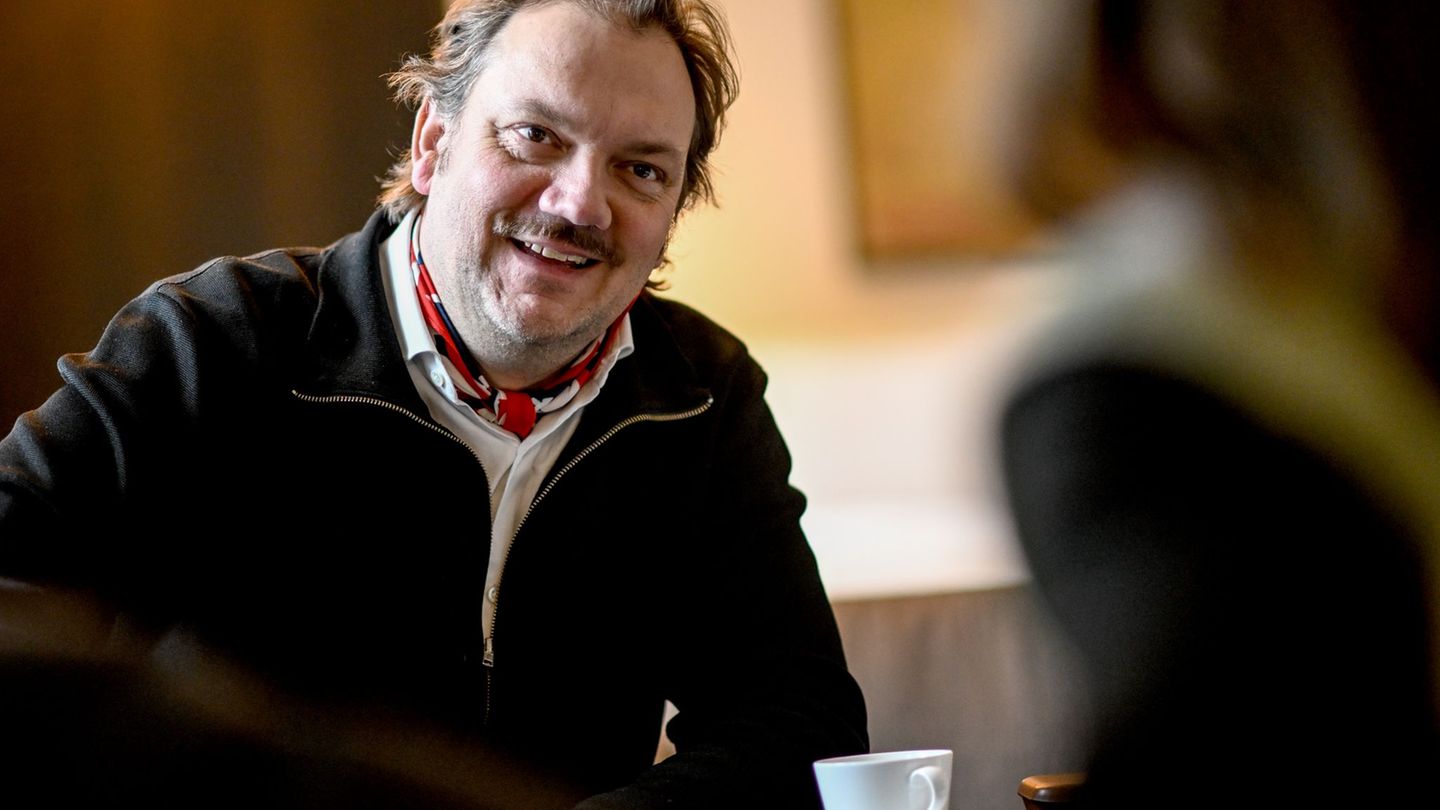 Charly Hübner ist in dem neuen Film "Der Held vom Bahnhof Friedrichstraße" von Wolfgang Becker zu sehen. Foto: Britta Pedersen/d