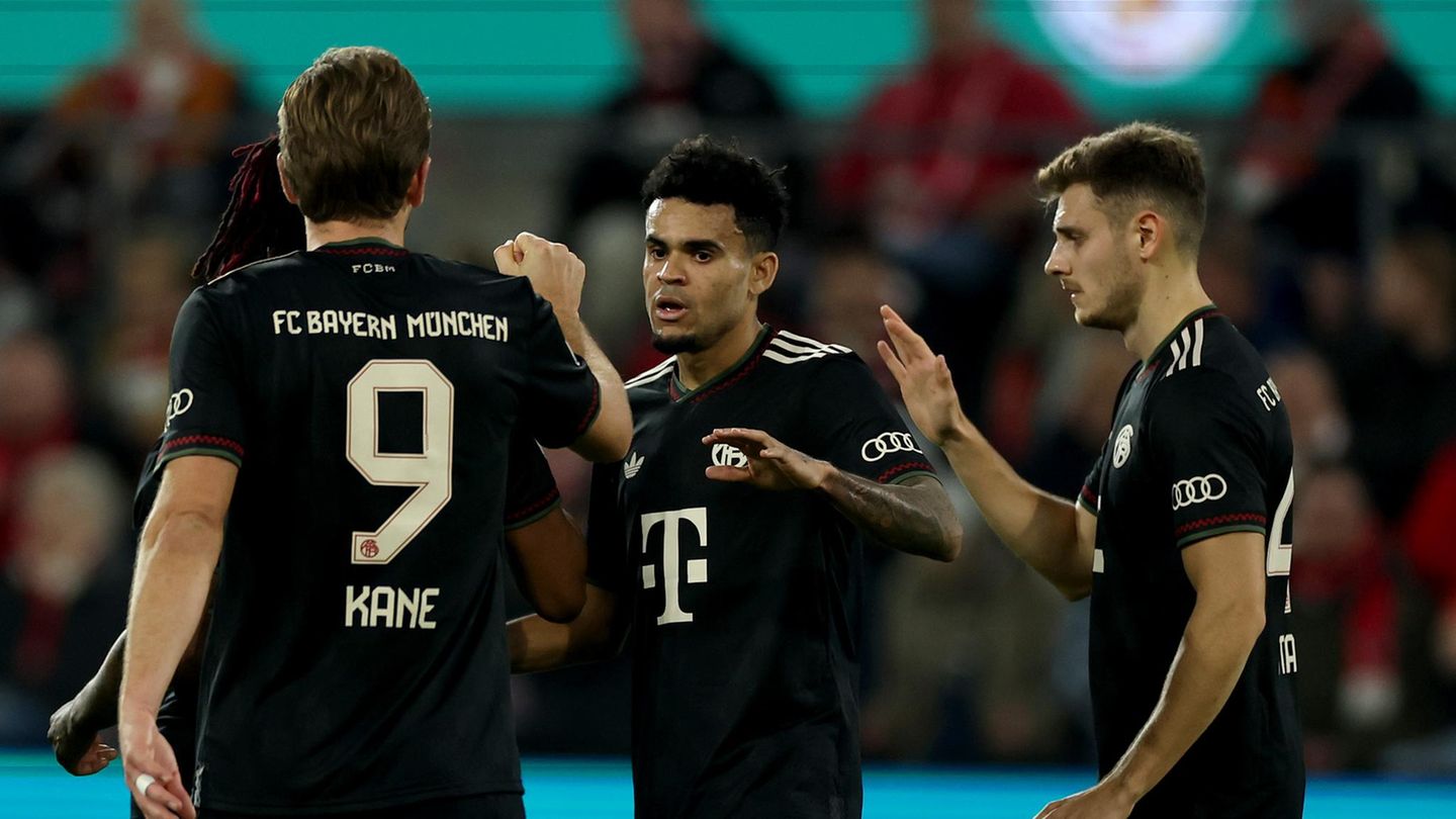 Drei Spieler des FC Bayern München bejubeln ein Tor im DFB-Pokal