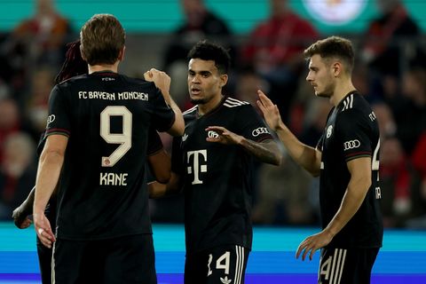 Drei Spieler des FC Bayern München bejubeln ein Tor im DFB-Pokal