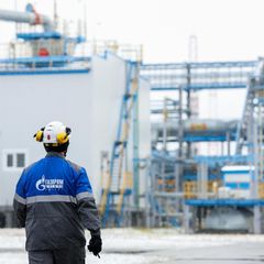 Ein Gazprom-Mitarbeiter geht über das Gelände einer Erdgas-Anlage in Russland