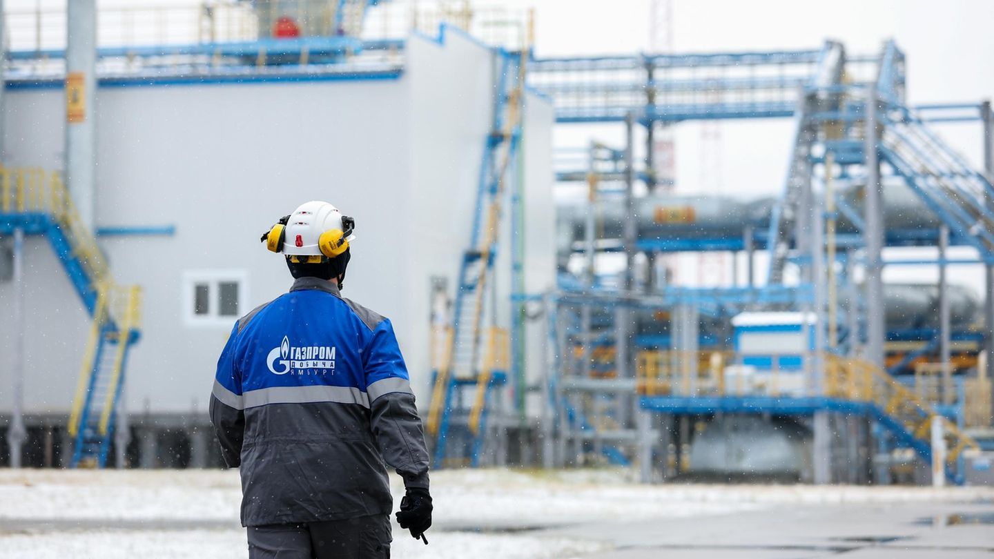 Ein Gazprom-Mitarbeiter geht über das Gelände einer Erdgas-Anlage in Russland
