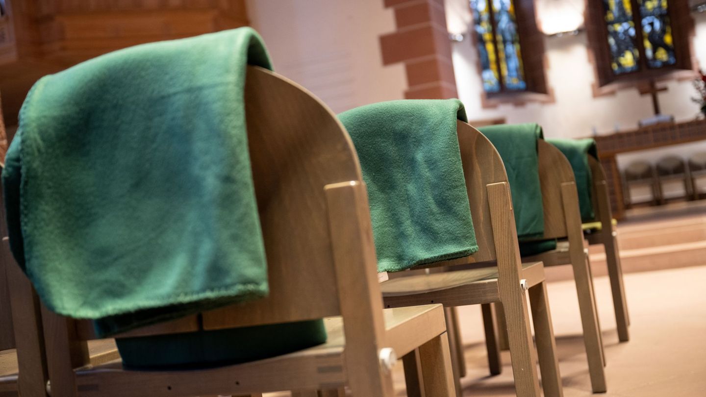 Die Kirchengemeinden setzen zunehmend auf praktische Lösungen wie Decken, akkubetriebene Heizkissen oder die Verlegung von Gotte