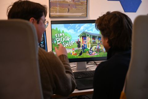 Als Bachelor-Arbeit an der Uni entstanden, inzwischen ein großer Verkaufserfolg: Das Spiel "Tiny Bookshop" mit ihren beiden Entw