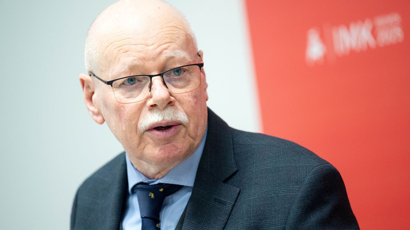 Bremens Innensenator Ulrich Mäurer (SPD), der Vorsitzende der Innenministerkonferenz, will die Sicherheit in Fußballstadion erhö