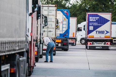 NRW-Innenminister Herbert Reul (CDU) macht sich Sorgen wegen überfüllter Lkw-Parkplätze an Autobahnen. (Symbolfoto) Foto: Andrea