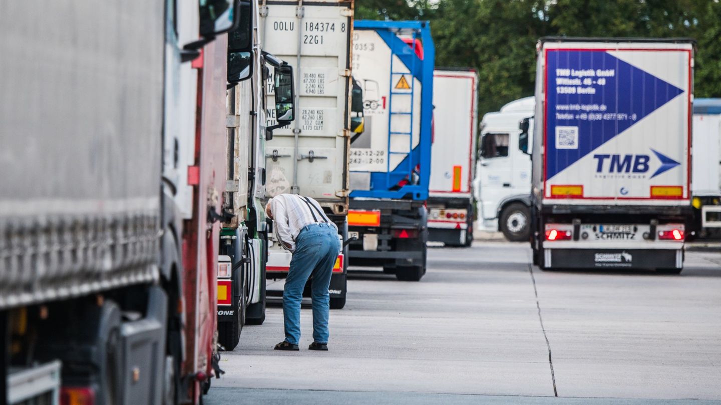 NRW-Innenminister Herbert Reul (CDU) macht sich Sorgen wegen überfüllter Lkw-Parkplätze an Autobahnen. (Symbolfoto) Foto: Andrea