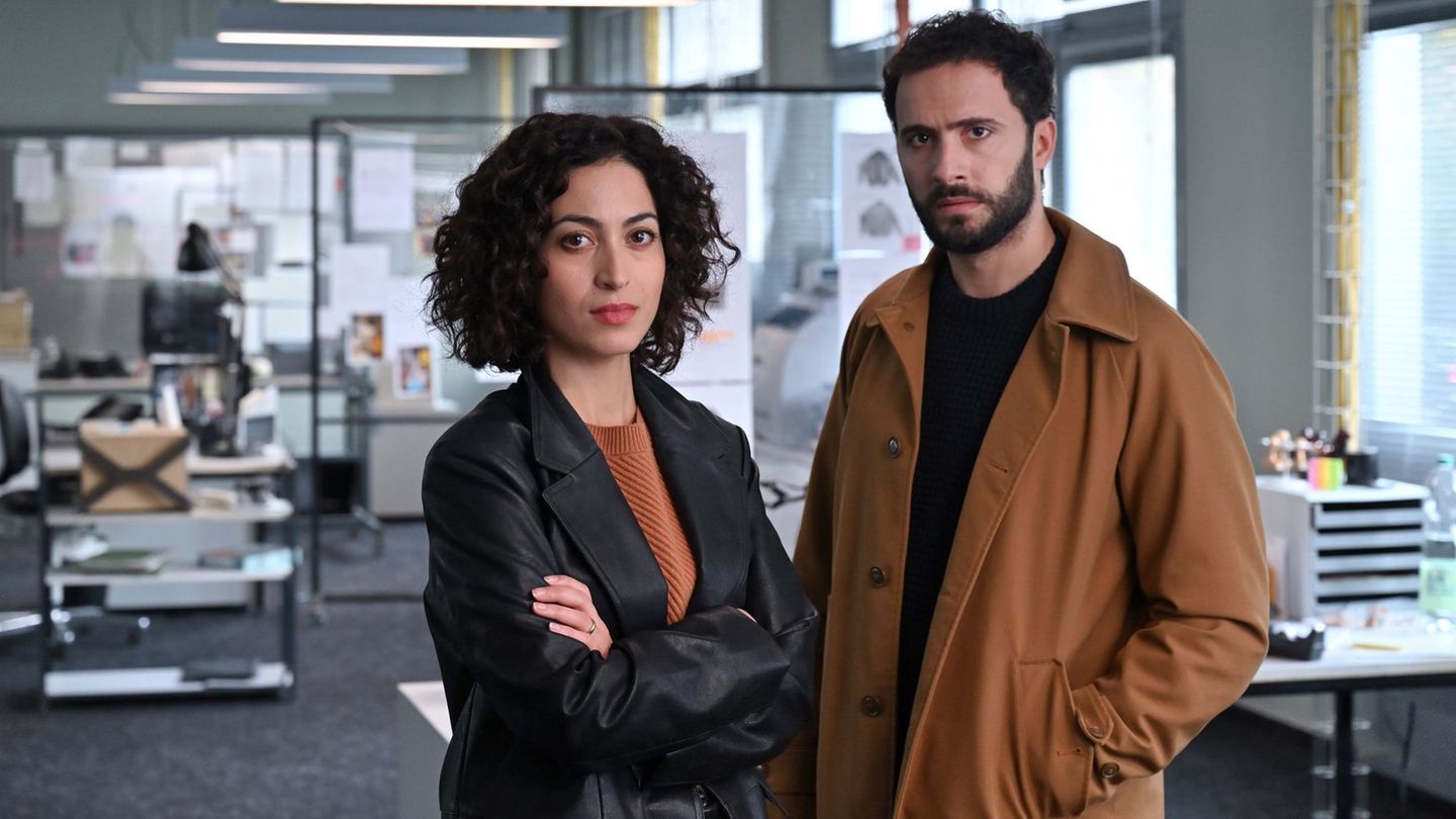 Hauptkommissarin Nadirah (Sabrina Amali) bittet den jungen Rabbiner Samuel (Garry Fischmann) um Unterstützung in einem komplexen