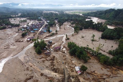 Schlammlawinen waren durch ganze Dörfer gefegt. Foto: Binsar Bakkara/AP/dpa