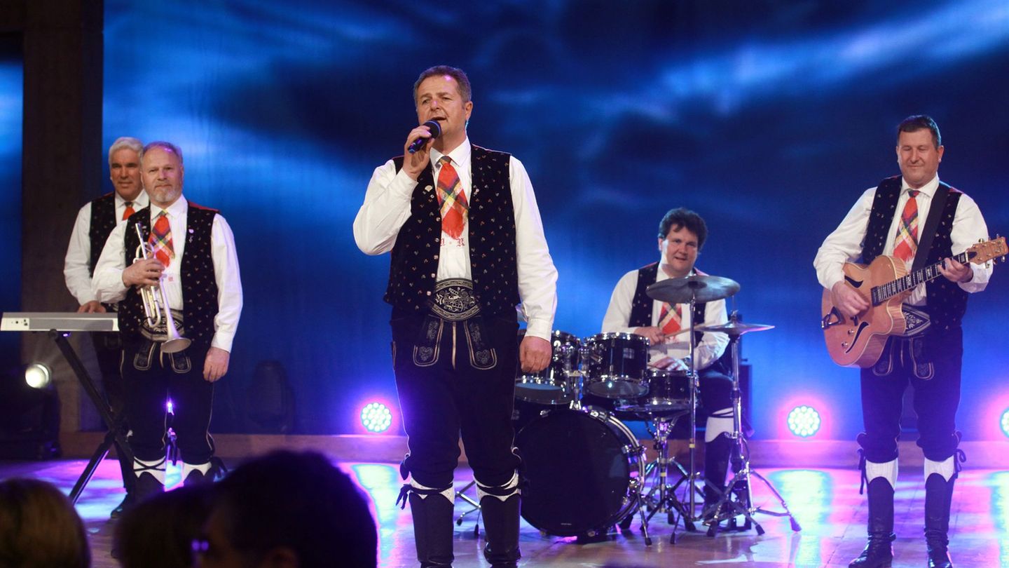 Die Kastelruther Spatzen touren ab Donnerstag auf ihre Weihnachtstournee durch Ostdeutschland. (Archivbild) Foto: Bodo Schackow/