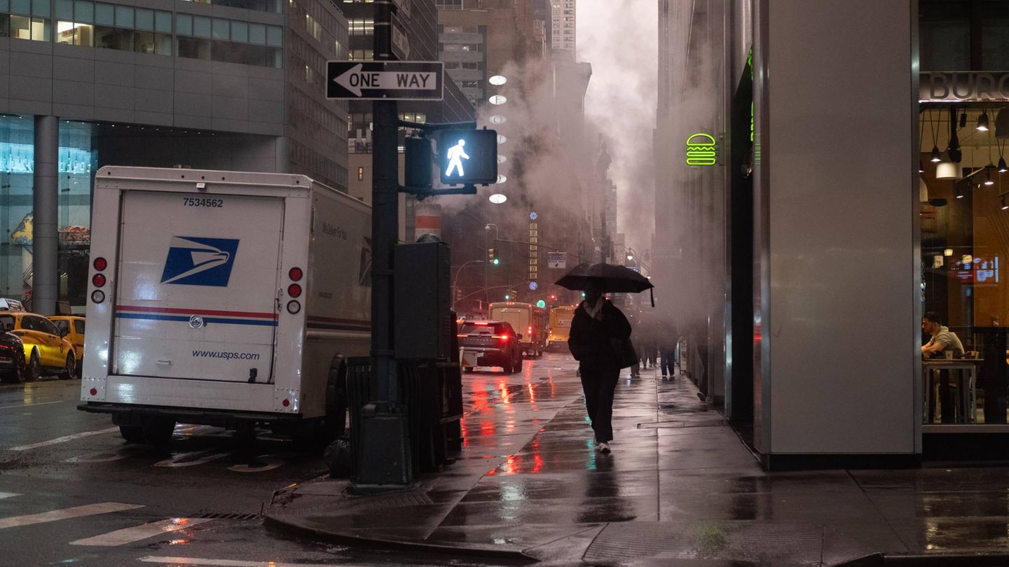 New York City, USA. Einmal New-York-Klischee zum Mitnehmen, bitte! Zugegeben, vom weihnachtlichen Zauber ist in Big Apple noch nicht viel zu sehen. Das Wetter erinnert wie hier in der Lexington Avenue dann doch eher an schmuddeligen Herbst. Doch das wird sich schon bald ändern
