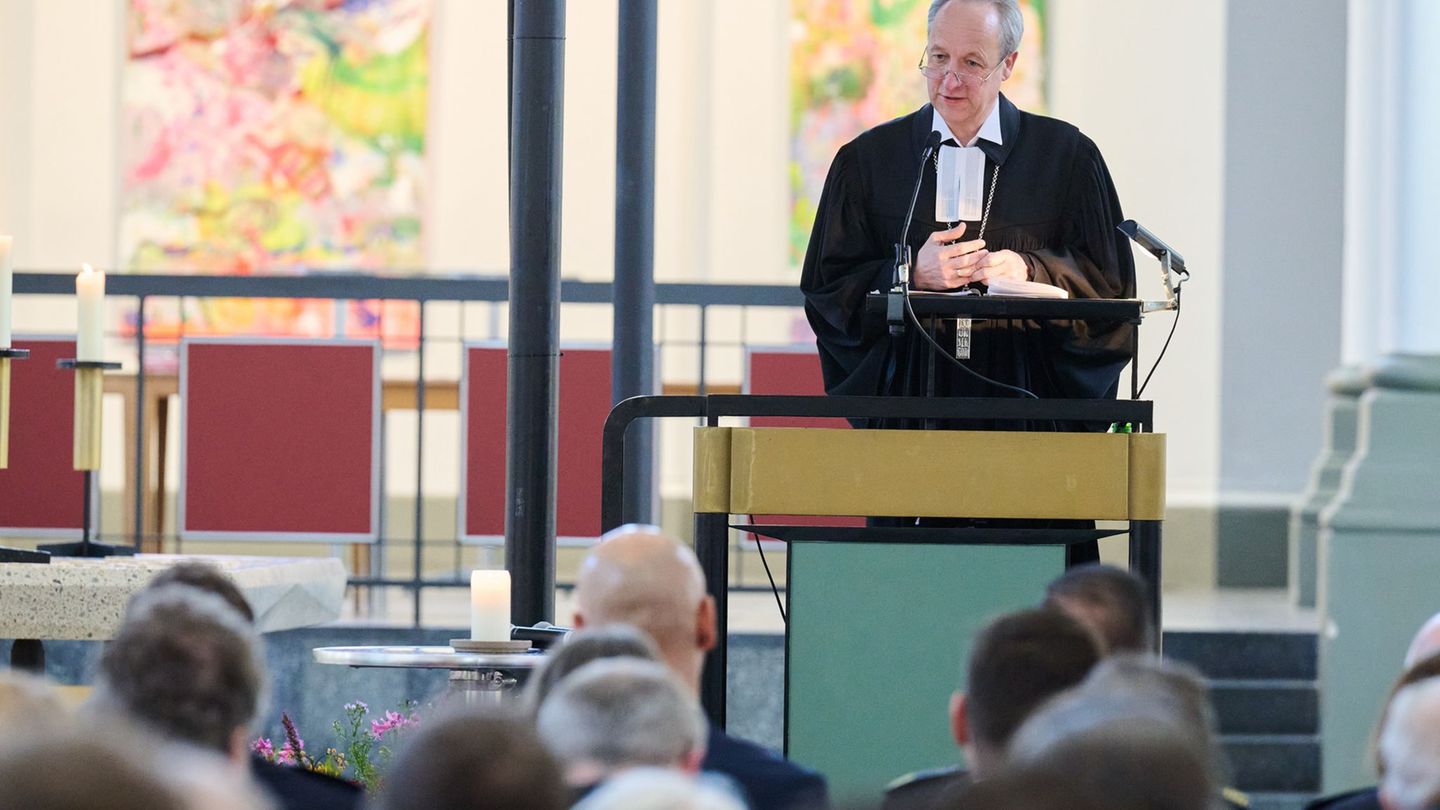 Der Berliner Bischof Christian Stäblein fordert mehr Beteiligung junger Menschen bei der Debatte um die Wehrpflicht. Foto: Annet
