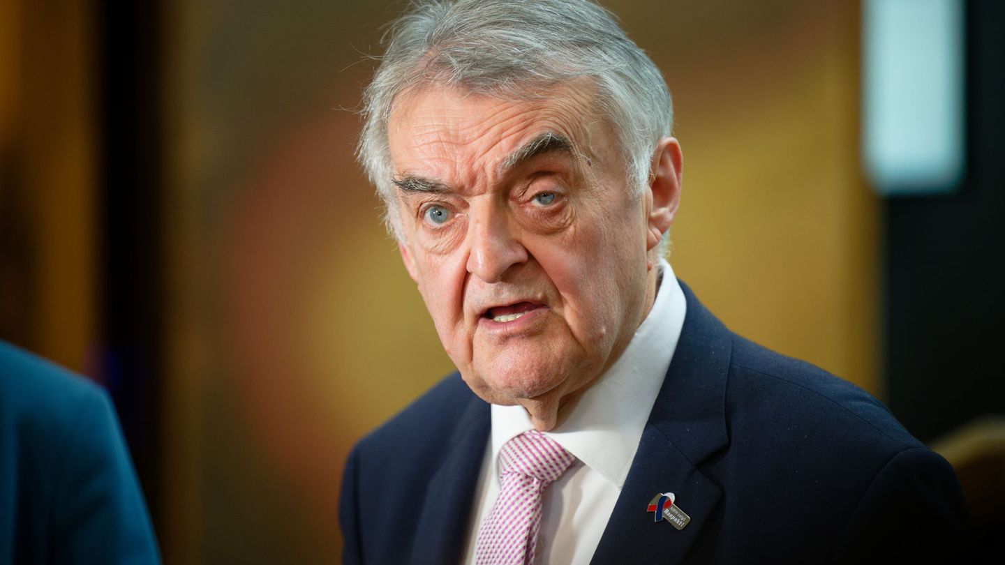 Fordert schärfere Sicherheits-Vorgaben in Fußballstadien: NRW-Innenminister Herbert Reul (CDU). (Archivbild) Foto: Henning Kaise