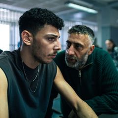 In der zweiten Staffel "Asbest" muss sich Momo Kaval (Xidir Koder Alian, links) wieder unfreiwillig als Gangster herumschlagen, unter anderem mit dem "Kurden" (Kida Khodr Ramadan).