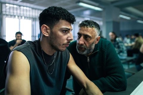 In der zweiten Staffel "Asbest" muss sich Momo Kaval (Xidir Koder Alian, links) wieder unfreiwillig als Gangster herumschlagen, unter anderem mit dem "Kurden" (Kida Khodr Ramadan).