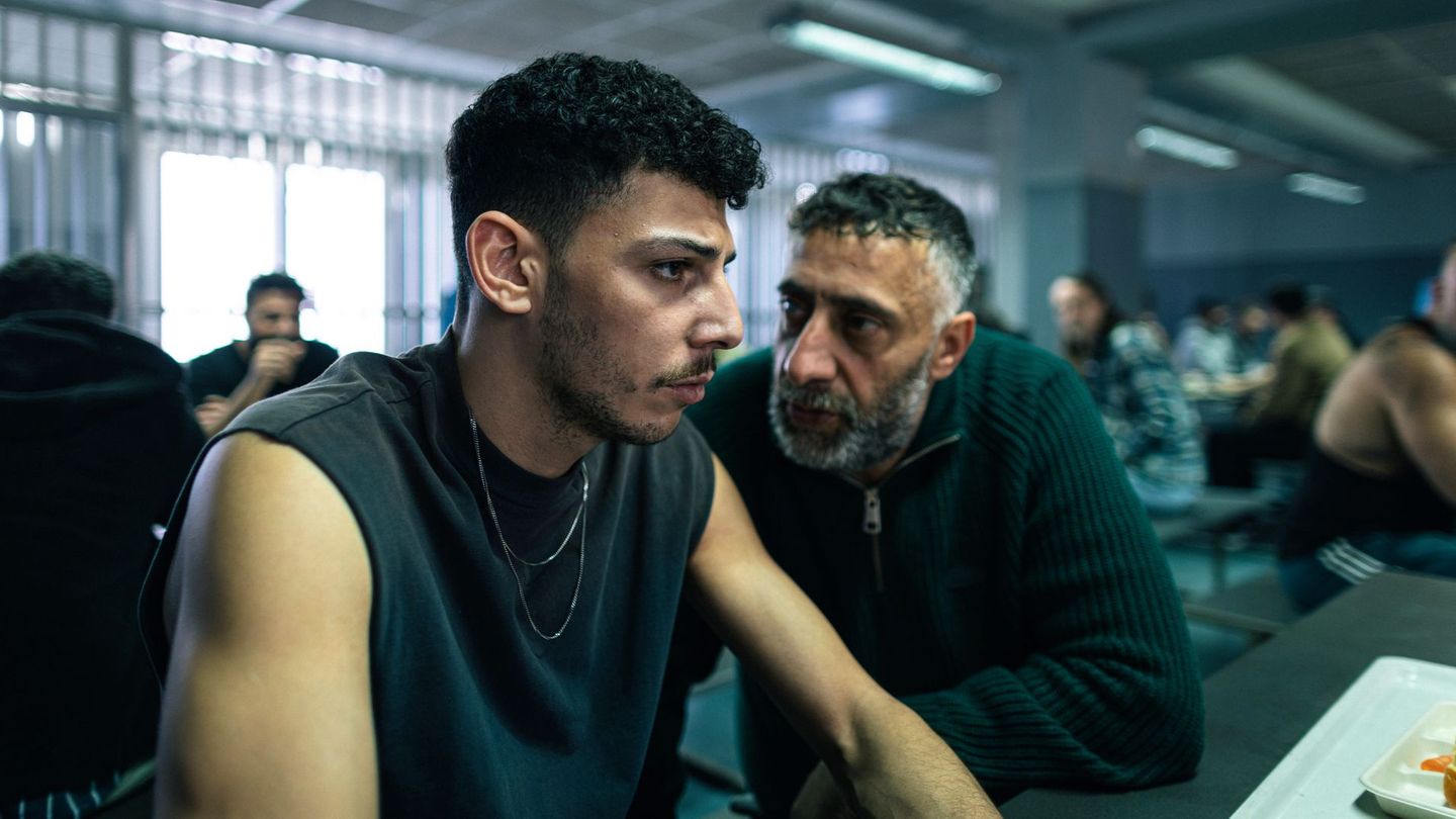 In der zweiten Staffel "Asbest" muss sich Momo Kaval (Xidir Koder Alian, links) wieder unfreiwillig als Gangster herumschlagen, unter anderem mit dem "Kurden" (Kida Khodr Ramadan).