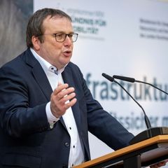 NRW-Verkehrsminister Oliver Krischer sorgt sich um die Brücken im Land. (Archivbild) Foto: Christoph Reichwein/dpa