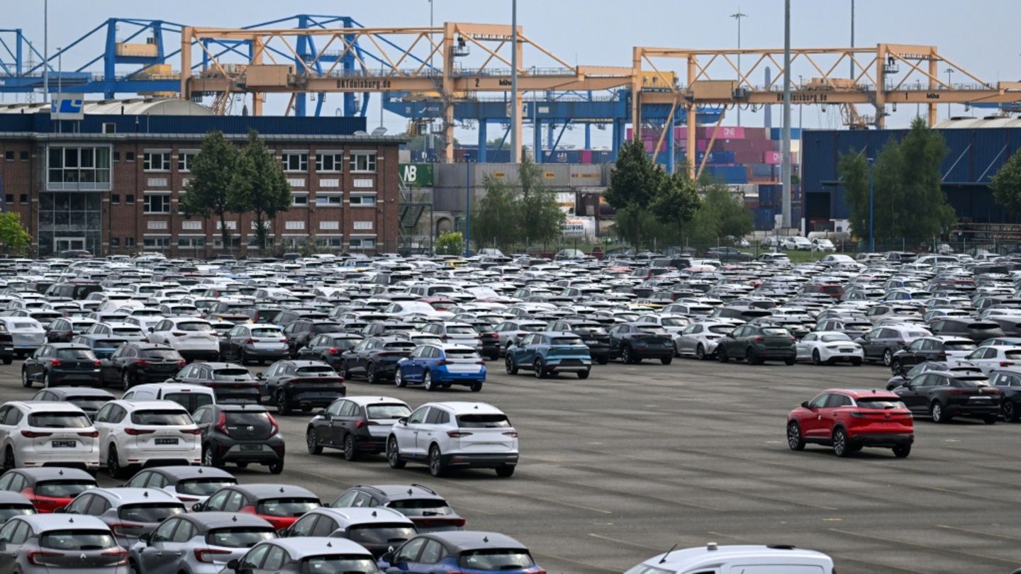 Autos für den Export am Duisburger Hafen