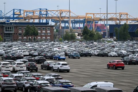 Autos für den Export am Duisburger Hafen