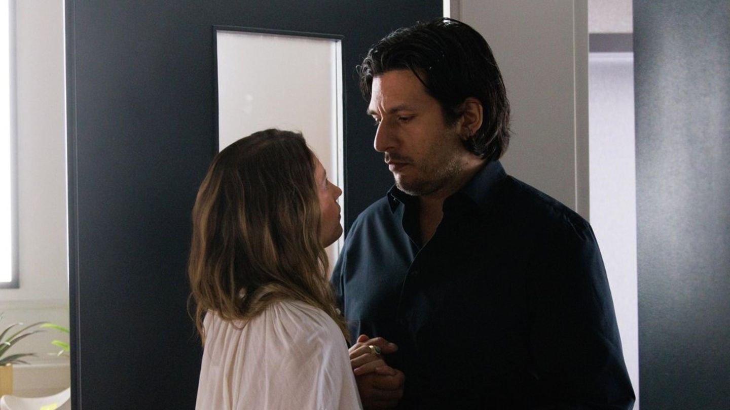 "Alles was zählt": Nathalie ist bei ihrem Treffen mit Maximilian zwischen Herz und Kopf hin- und hergerissen.