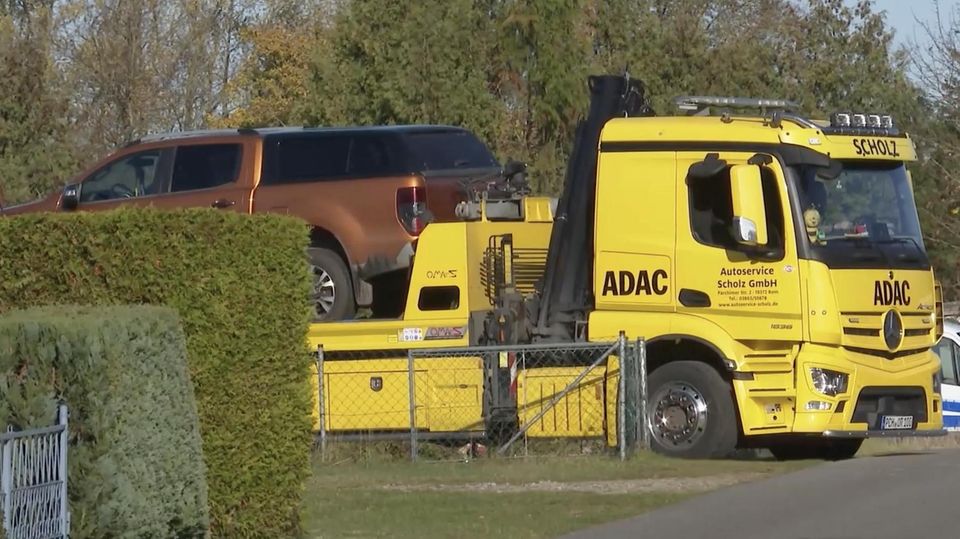 Der ADAC schleppt das Fahrzeug der Tatverdächtigen ab