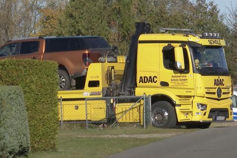 Der ADAC schleppt das Fahrzeug der Tatverdächtigen ab