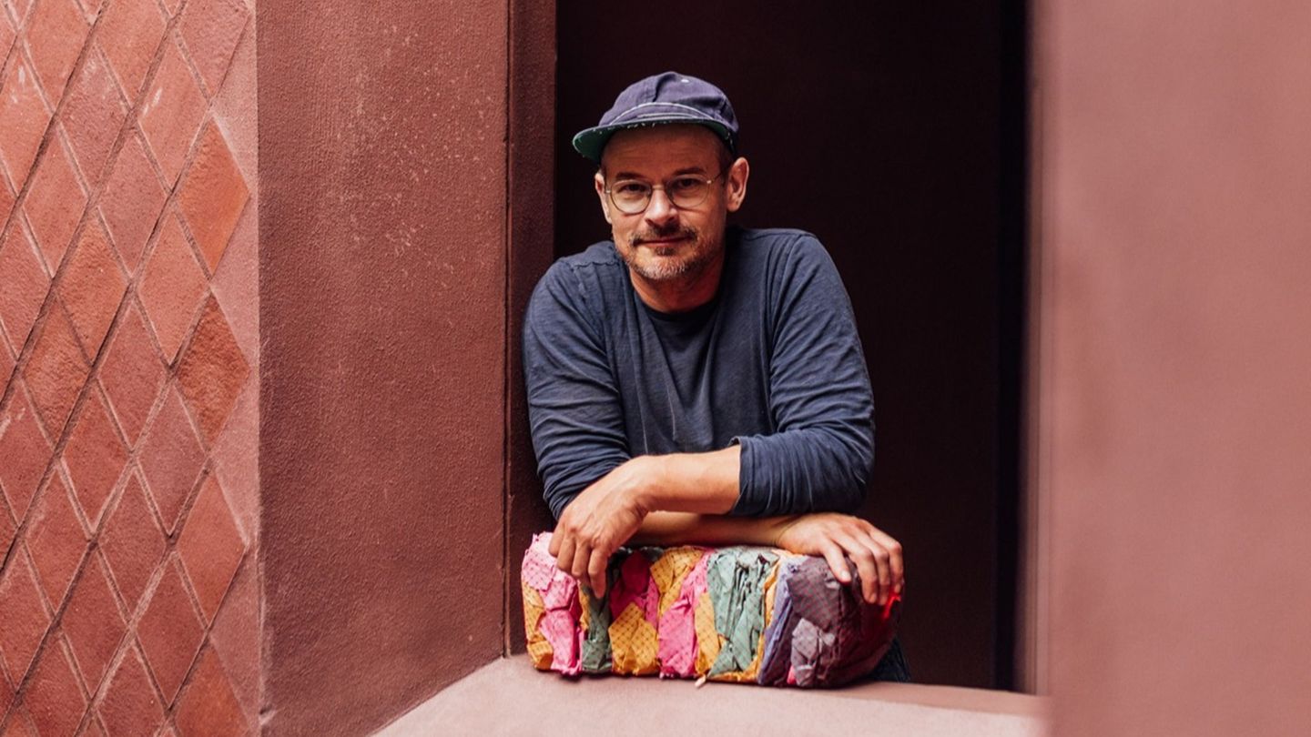 Der Künstler Michael Beutler arbeitet in Berlin und Aachen. Foto: Renaat Nijs/Kunststiftung NRW/dpa