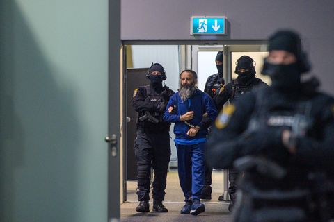 Taleb A. wird von Polizisten in den Gerichtssaal in Magdeburg geführt