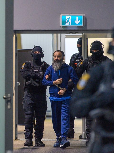 Taleb A. wird von Polizisten in den Gerichtssaal in Magdeburg geführt