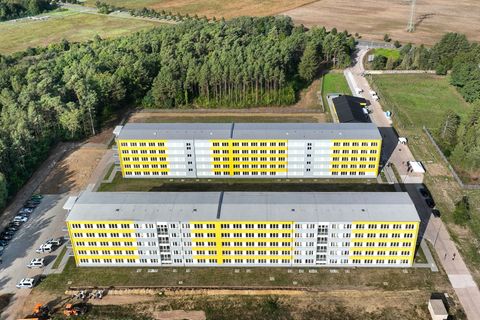 Die Erstaufnahmeeinrichtung wurde im vergangenen Jahr zunächst teilweise in Betrieb genommen. (Archivbild) Foto: Heiko Rebsch/dp