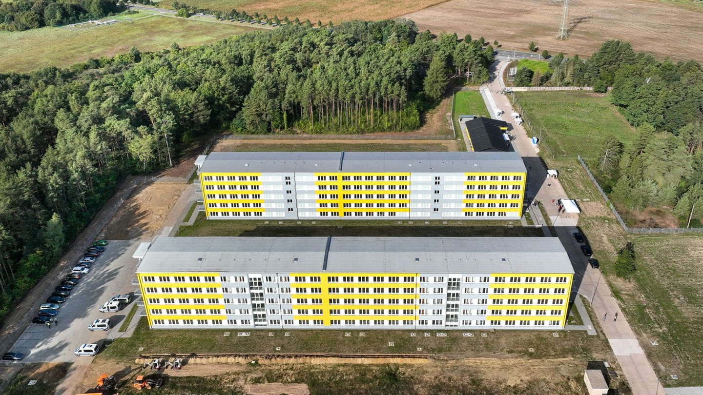 Die Erstaufnahmeeinrichtung wurde im vergangenen Jahr zunächst teilweise in Betrieb genommen. (Archivbild) Foto: Heiko Rebsch/dp