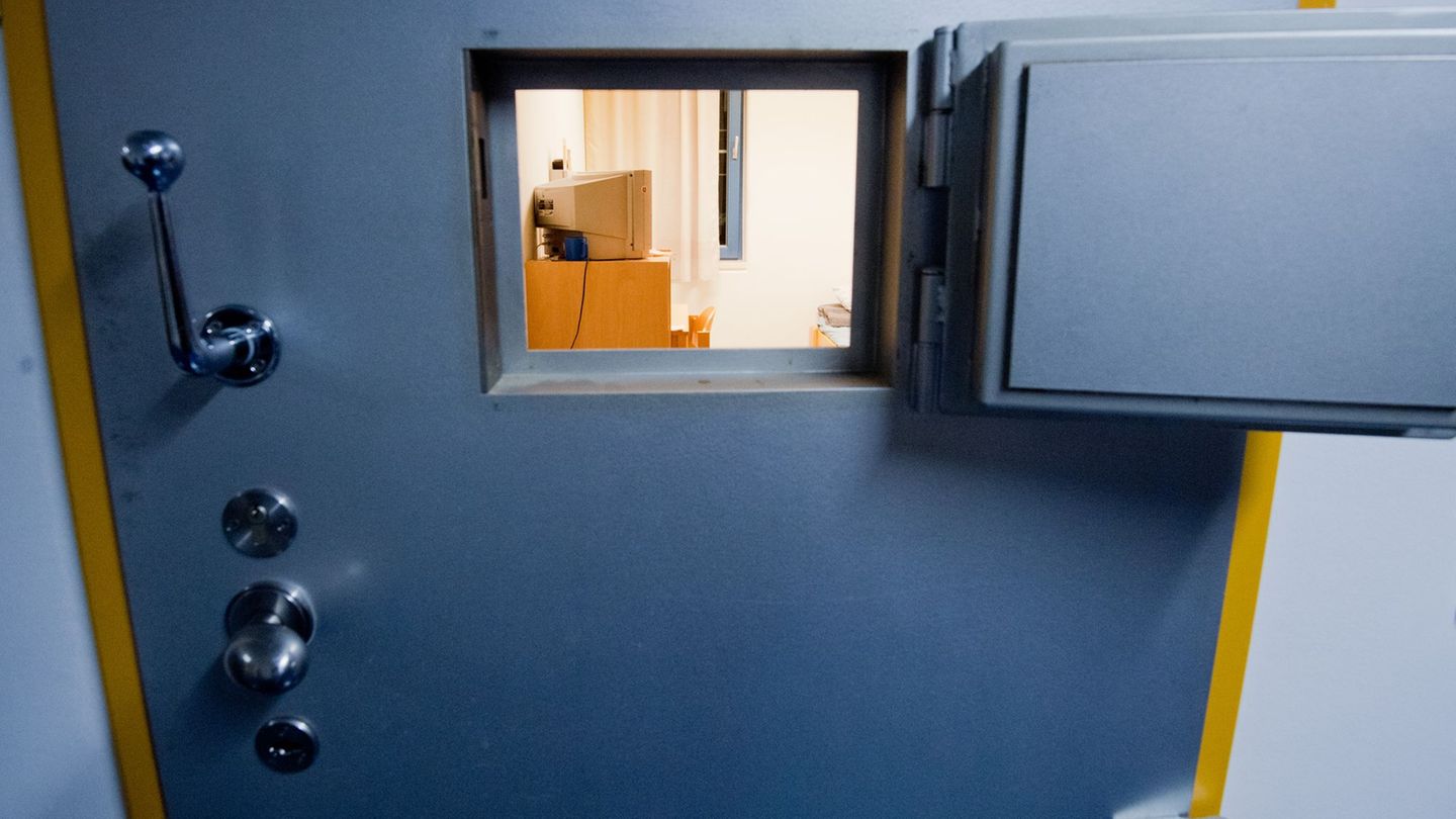Der Mann soll ein Teppichmesser aus einem offenstehenden Schrank gegriffen haben.(Illustration) Foto: Julian Stratenschulte/dpa
