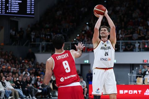 Tibor Pleiß spielt ab sofort für die Basketballer von Rasta Vechta. (Archivfoto) Foto: Daniel Löb/dpa