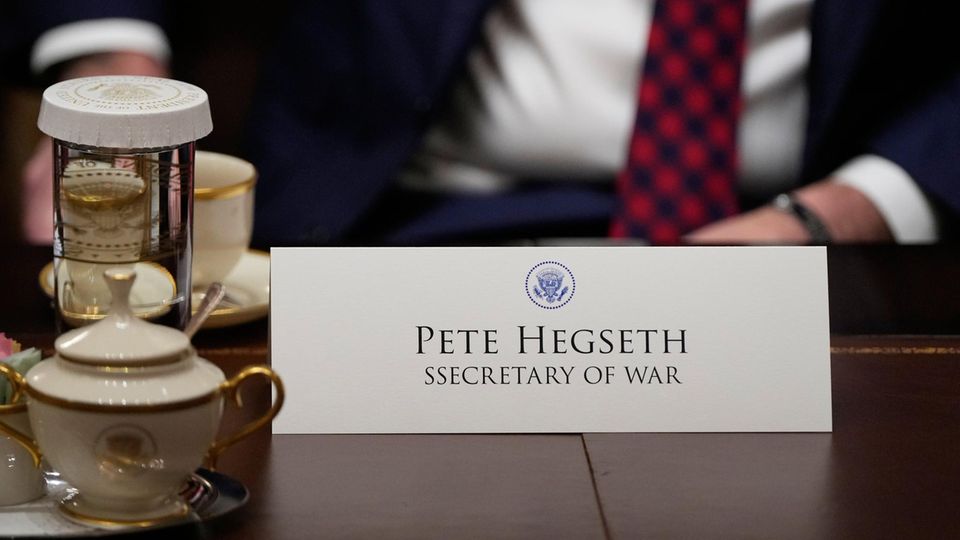 Namensschild von Pete Hegseth mit Tippfehler "SSECRETARY OF WAR"