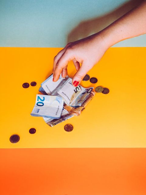 Eine Hand greift nach Bargeld