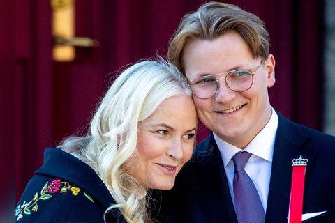 Prinz Sverre Magnus mit seiner Mutter auf einer Veranstaltung.