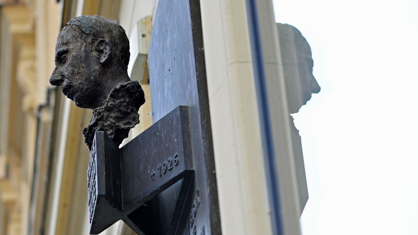 In Prag erinnert eine Büste an den Schriftsteller Rainer Maria Rilke (1875-1926). Hier besuchte er die Volksschule. Foto: Michae