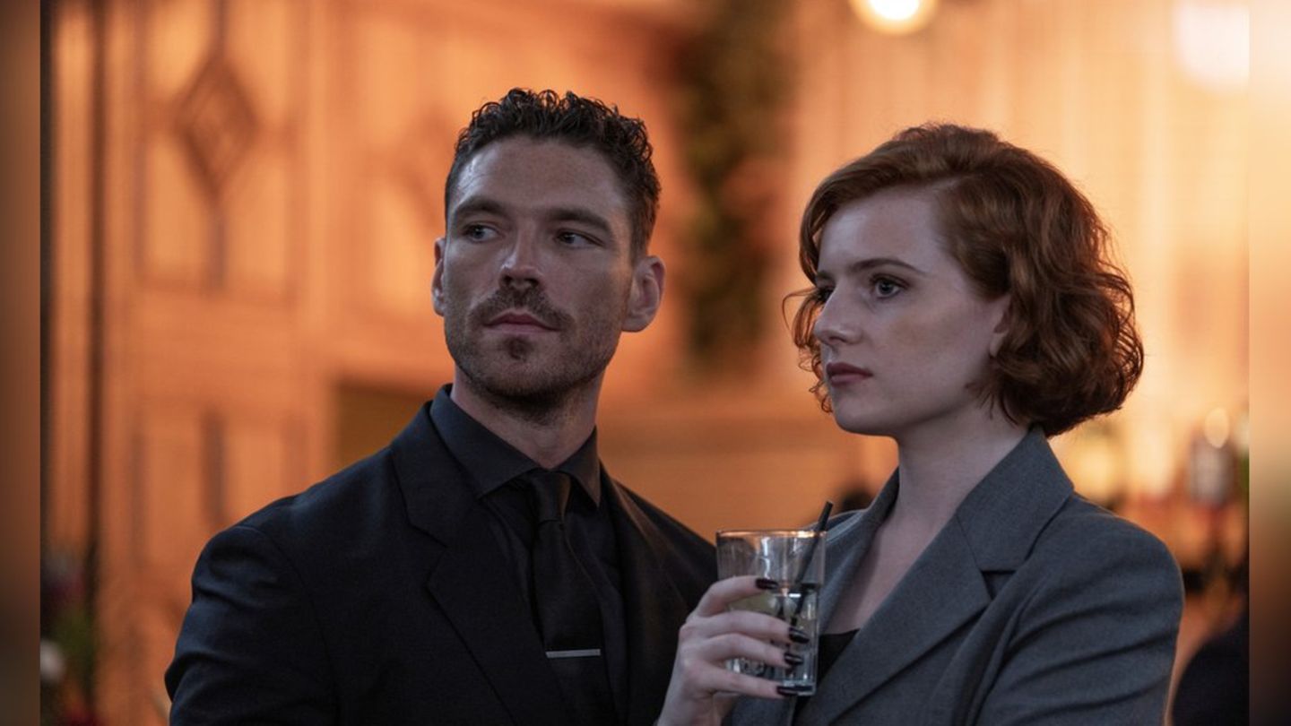 Vielsagende Blicke: Michael Kavanagh (James Nelson-Joyce) und Partnerin Diana (Hannah Onslow) verfolgen in "This City Is Ours"