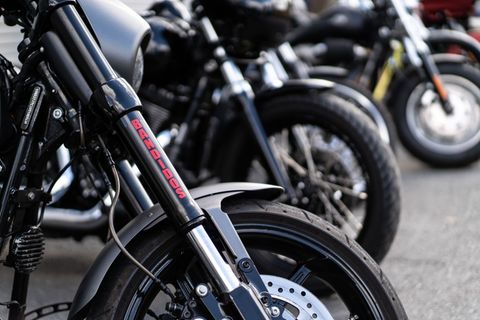 Bei den Razzien wurden auch drei Männer festgenommen, die Mitglieder des Bandidos MC beziehungsweise einer Unterstützergruppieru