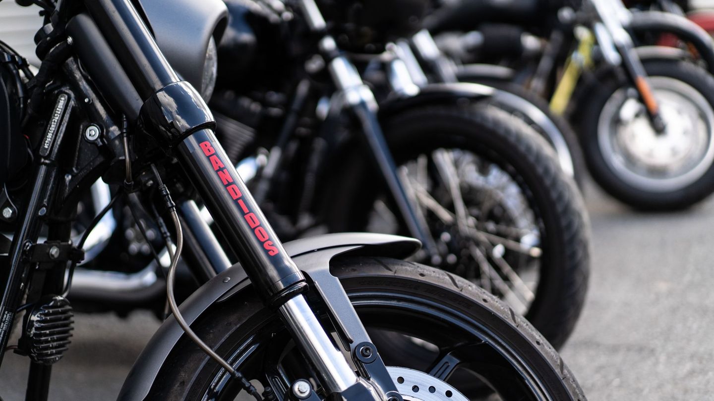 Bei den Razzien wurden auch drei Männer festgenommen, die Mitglieder des Bandidos MC beziehungsweise einer Unterstützergruppieru