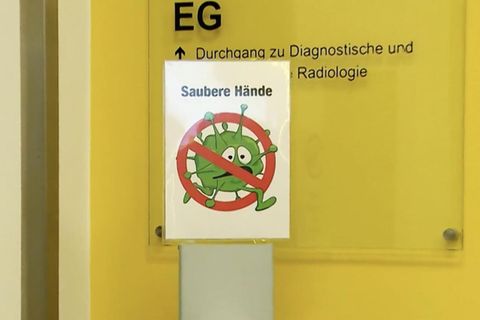 Ein Schild im Krankenhaus auf dem "sauber Hände" steht.