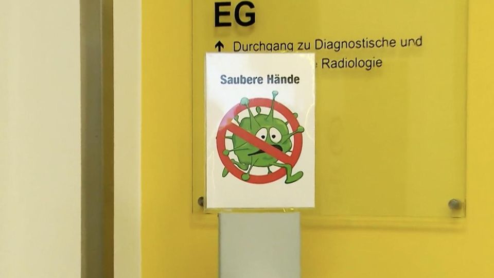 Ein Schild im Krankenhaus auf dem "sauber Hände" steht.