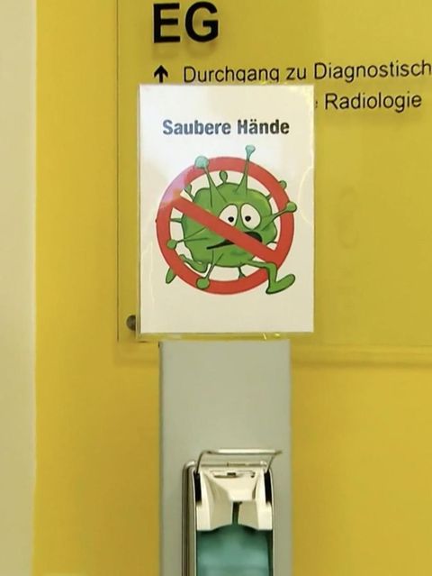 Ein Schild im Krankenhaus auf dem "sauber Hände" steht.