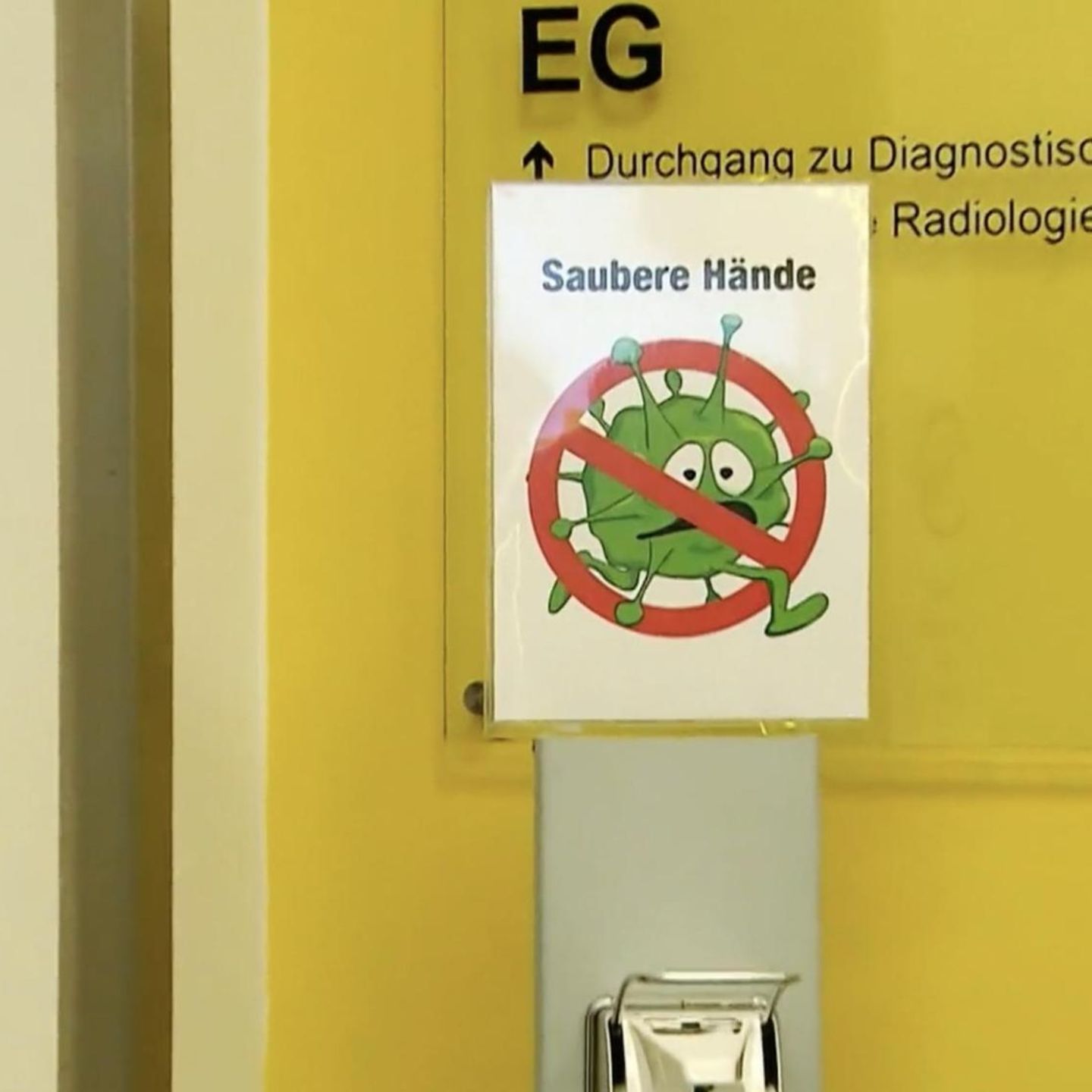 Ein Schild im Krankenhaus auf dem "sauber Hände" steht.