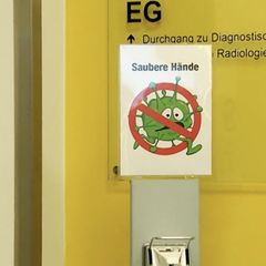 Ein Schild im Krankenhaus auf dem "sauber Hände" steht.
