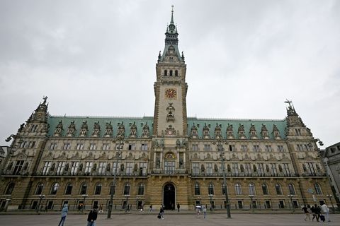 Seit 2015 sind nach Senatsangaben im Zusammenhang mit Cum-Cum- und Cum-Ex-Geschäften rund 122,3 Millionen Euro rechtskräftig zur